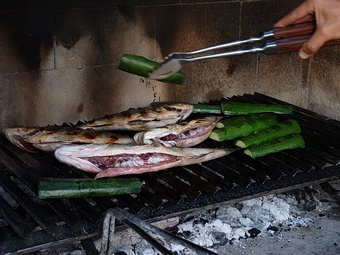 Grilling fish and vegetables